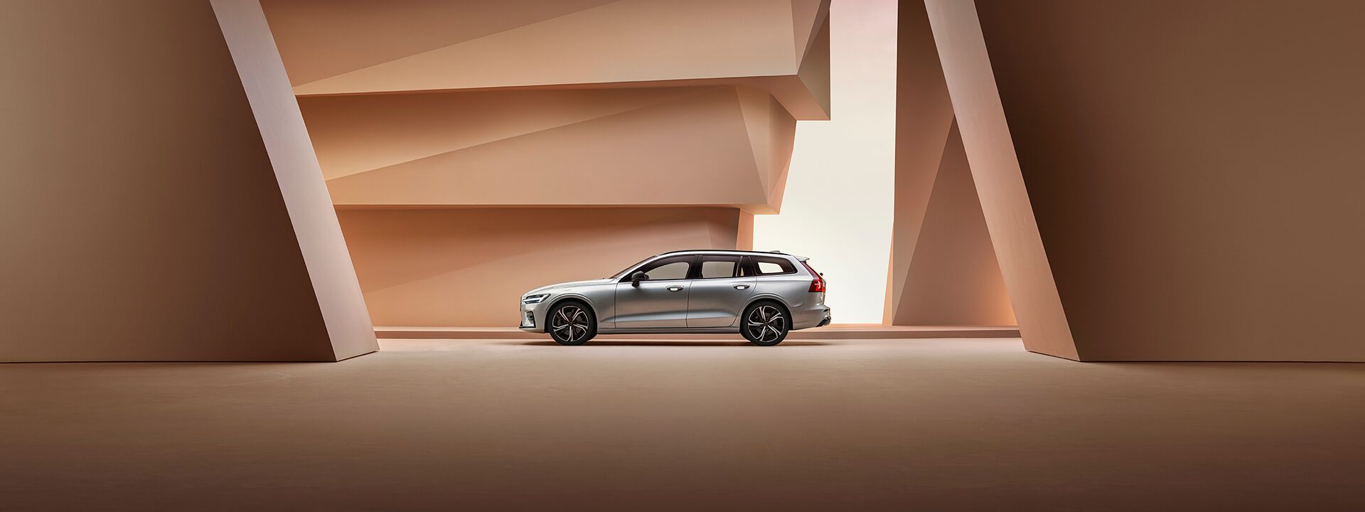 Volvo V60 in der Farbe Silver Dawn Metallic      