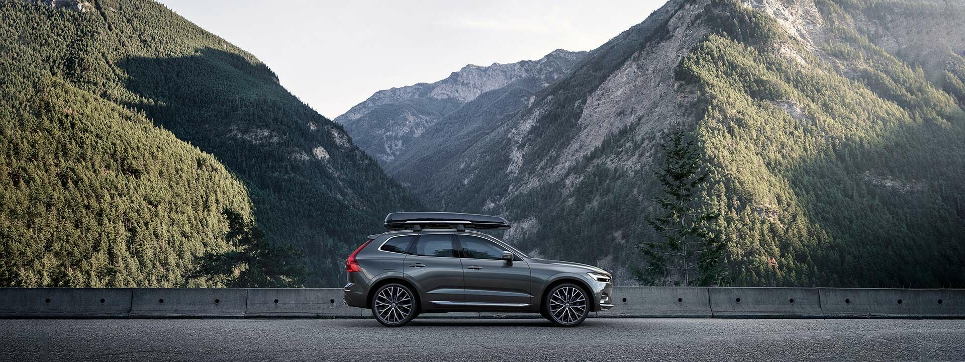Volvo XC60 in Platinum Grey Metallic mit einer Dachbox      