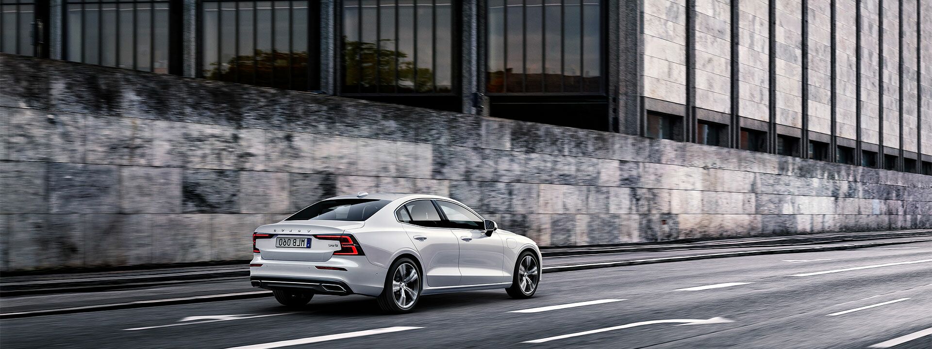 Volvo S60 in Crystal White Pearl auf einer Straße      
