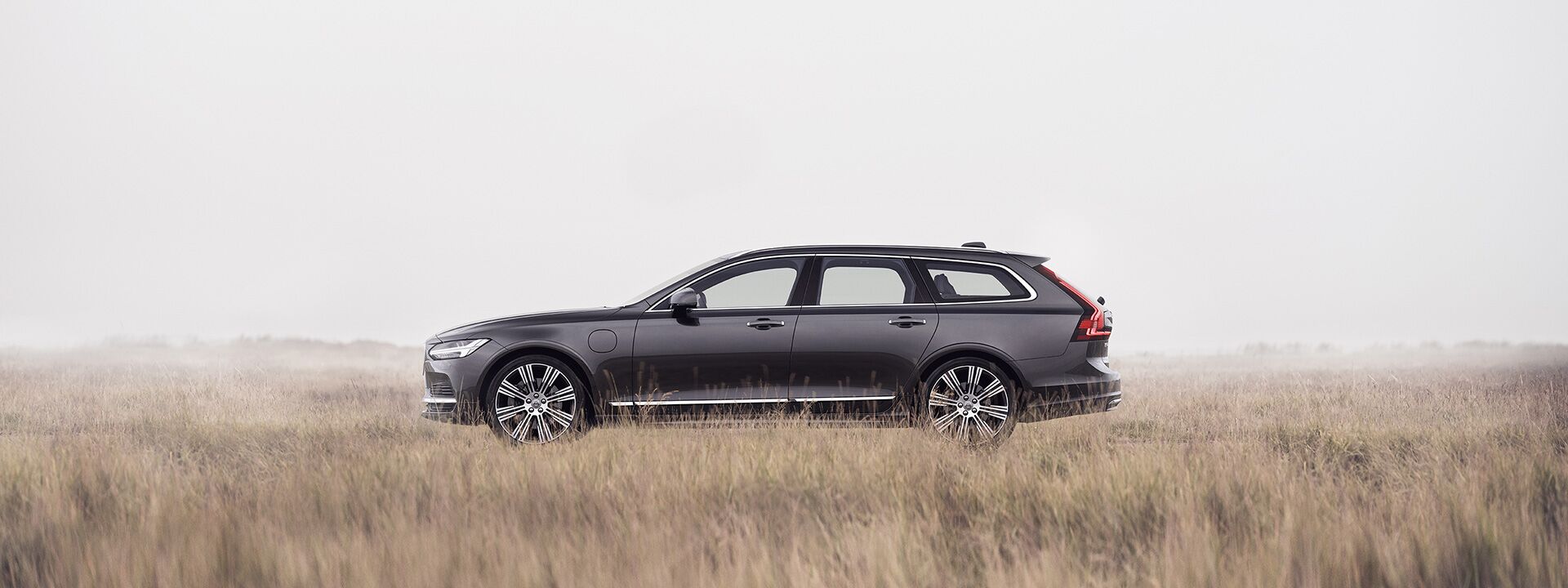 Volvo V90 in Onyx Black Metallic      