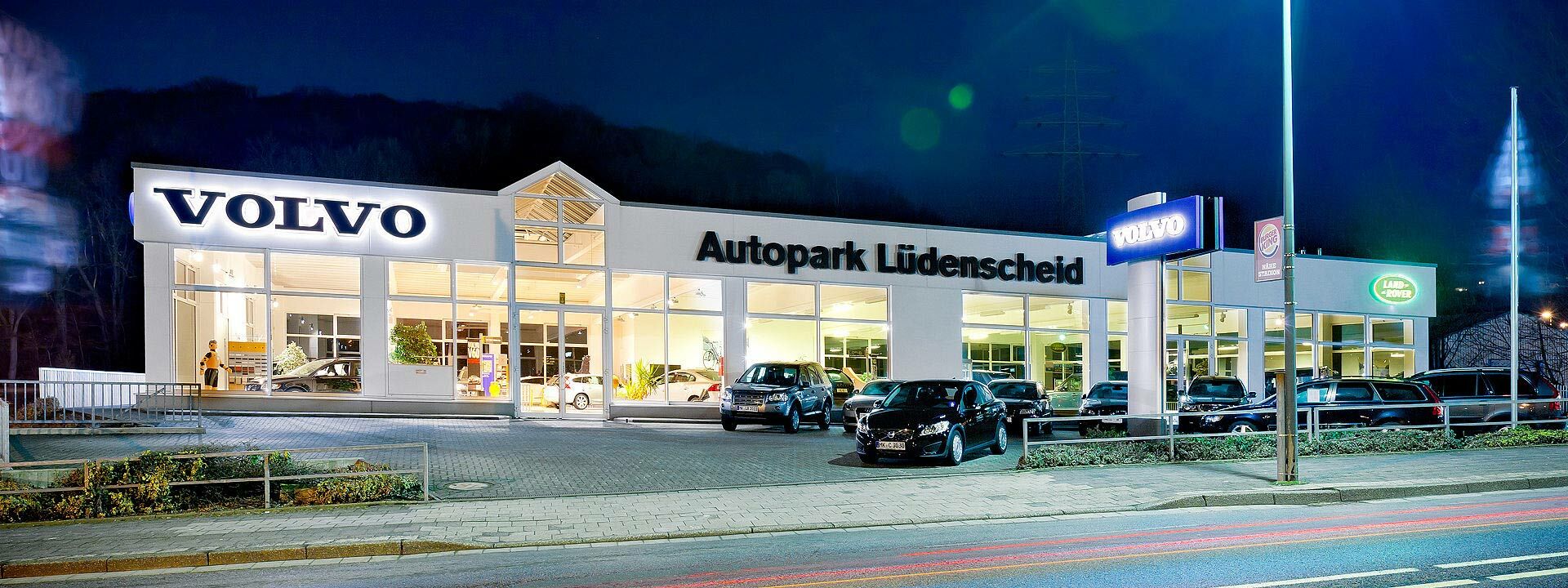 Außenansicht der MOBILITÄTSGRUPPE AMELUNG am Standort Lüdenscheid. Der Standort ist Händler für Volvo & Land Rover Fahrzeuge.
