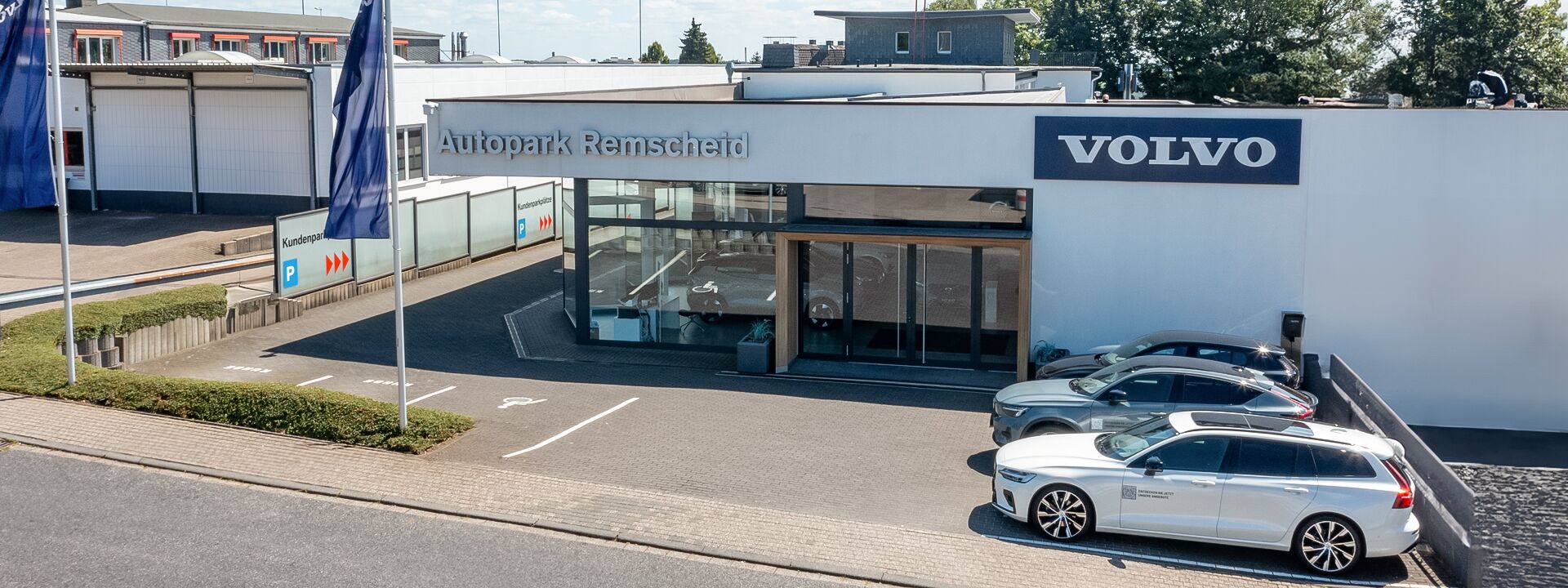 Außenansicht der MOBILITÄTSGRUPPE AMELUNG am Standort Remscheid. Der Standort führt die Marke Volvo.