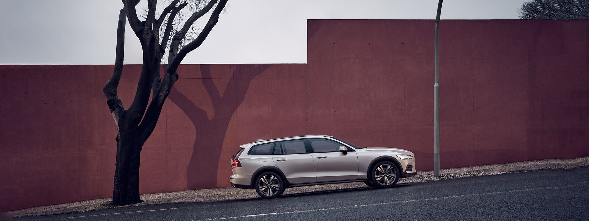Volvo V60 in Bright Dusk Metallic auf eine Straße      