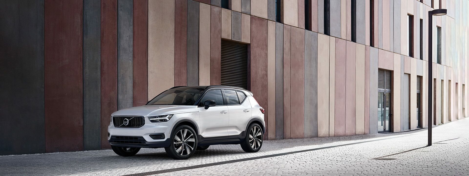 Volvo XC40 in Crystal White Pearl mit schwarzem Dach.