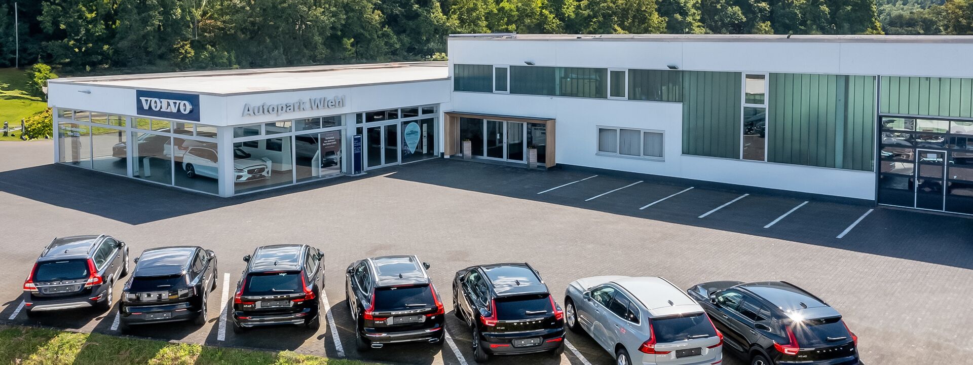 Außenansicht der MOBILITÄTSGRUPPE AMELUNG am Standort Wiehl. Der Standort führt die Marke Volvo.