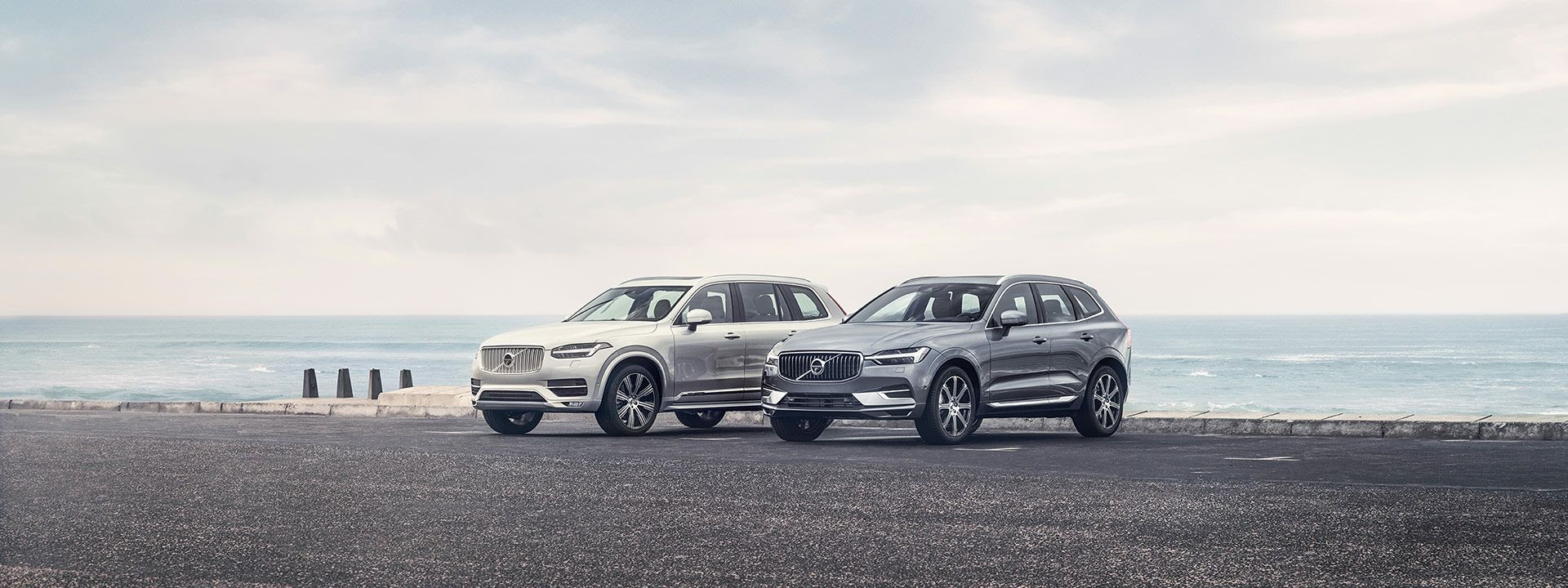 Volvo XC90 und Volvo XC60 auf einem Parkplatz