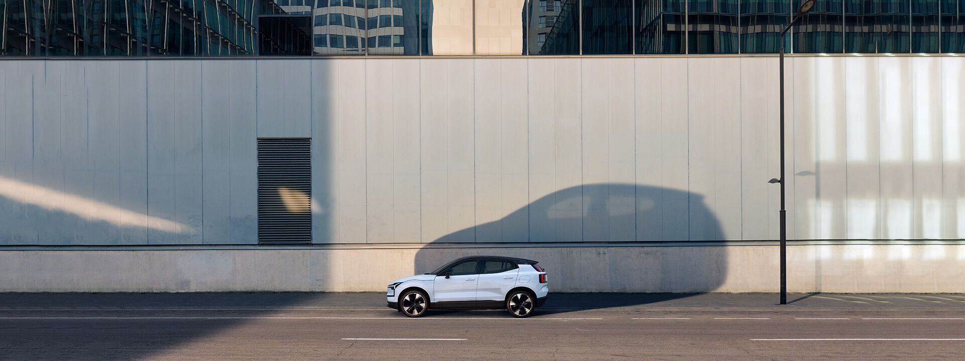 Volvo EX30 in der Farbe Crystal White Pearl mit schwarzem Dach      
