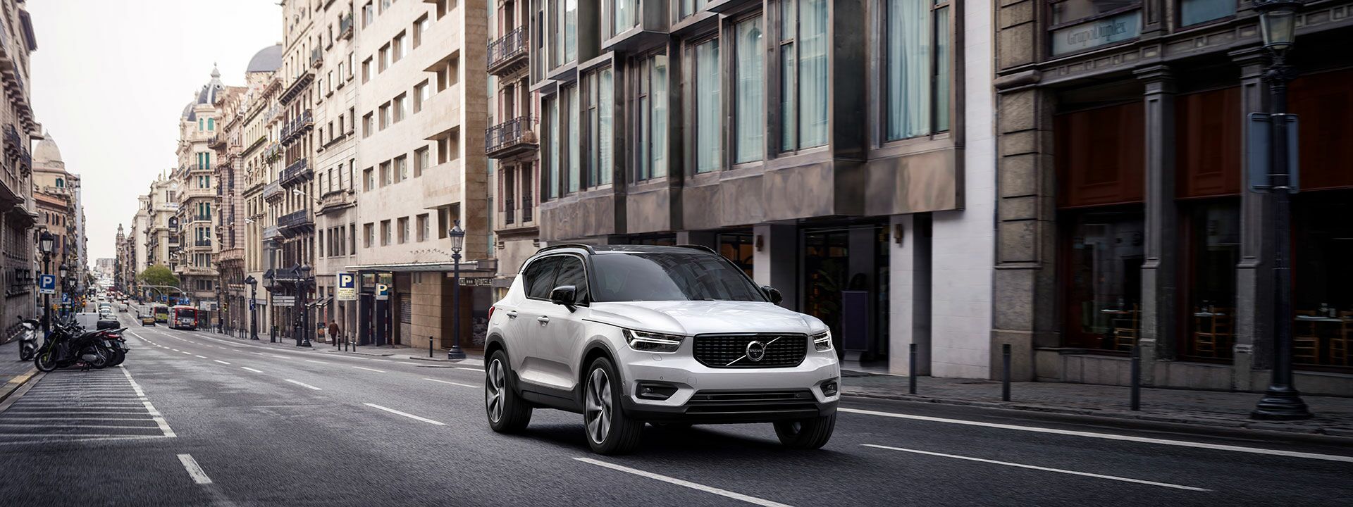 Volvo XC40 in der Farbe Crystal White Pearl in einer Stadt      
