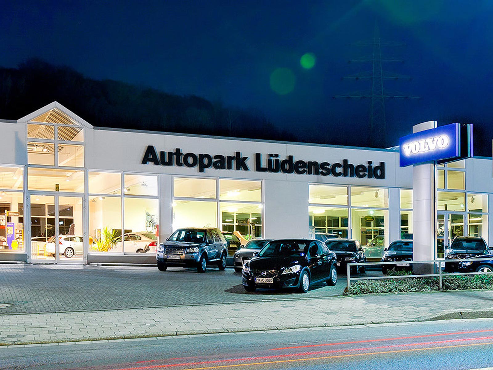 Außenansicht der MOBILITÄTSGRUPPE AMELUNG am Standort Lüdenscheid. Der Standort ist Händler für Volvo & Land Rover Fahrzeuge.