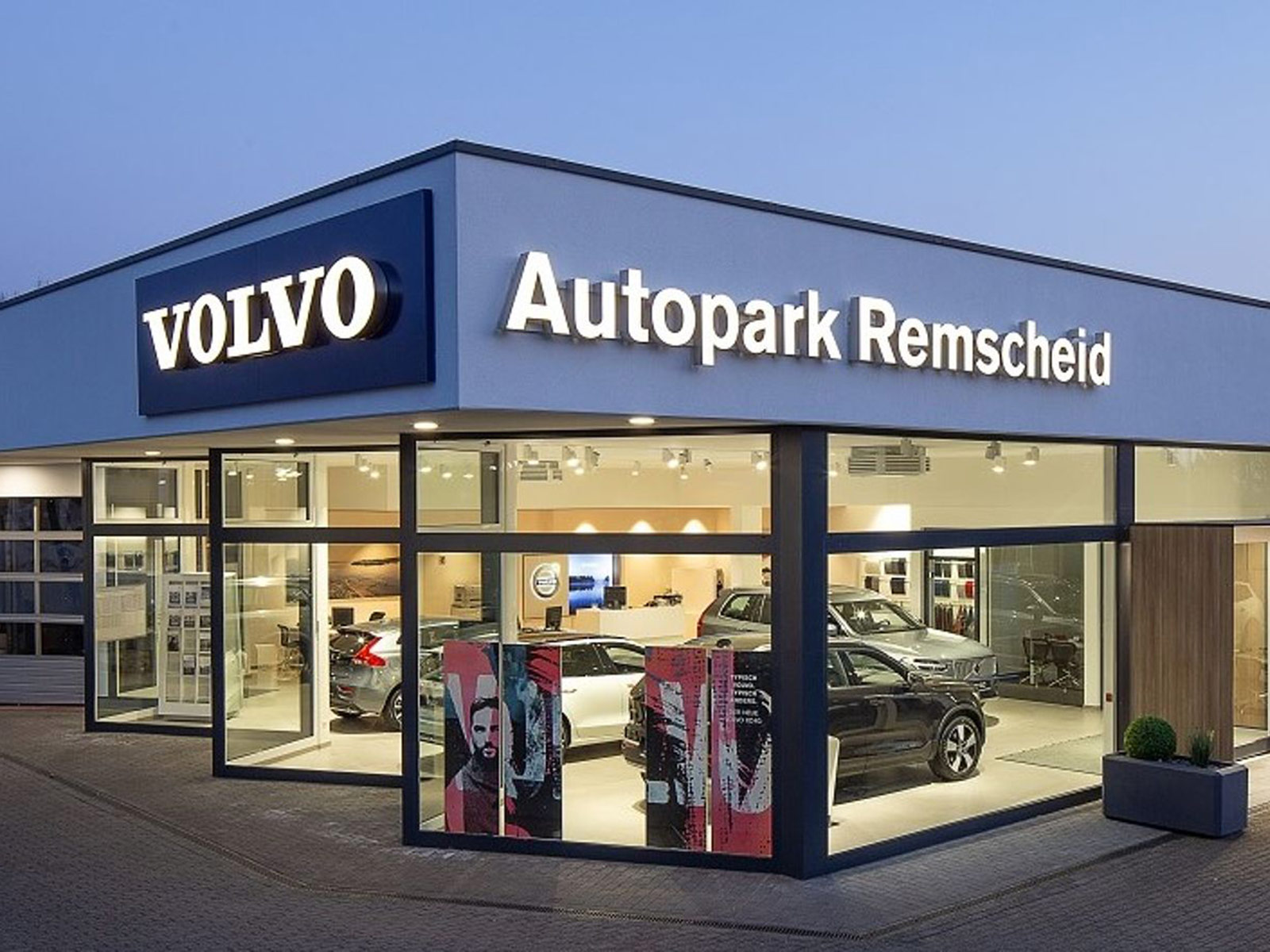 Außenansicht der MOBILITÄTSGRUPPE AMELUNG am Standort Remscheid. Der Standort führt die Marke Volvo.